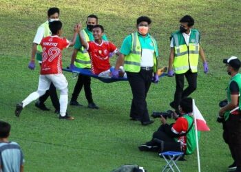 MUHAMMAD Haziq Subri (kiri) sempat meraikan jaringannya bersama rakan sepasukan yang diusung keluar akibat kecederaan pada aksi Piala Malaysia menentang Sabah di Stadium Sultan Muhammad Ke-IV , Kota Bharu hari ini. - UTUSAN/ZULHANIFA SIDEK