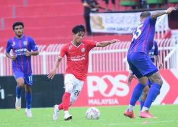 AKSI pemain Kelantan United (merah) ketika menentang JDT II dalam saingan Liga Perdana di di Stadium Sultan Muhammad IV, Kota Bharu hari ini. - IHSAN KELANTAN UNITED