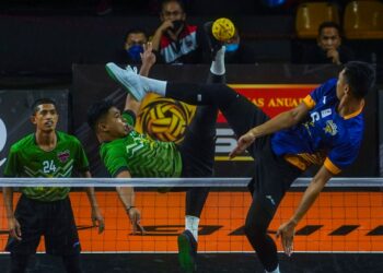 APIT kanan Kelantan Warriors, Wan Naim Izani (tengah) membuat libasan ketika menentang ATM Guardians dalam aksi Premier, Emas Anuar Liga Sepak Takraw 2021/2022 di Stadium Titiwangsa, Kuala Lumpur hari ini. - UTUSAN/SHIDDIEQIIN ZON