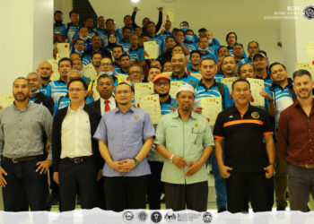 WAN Roslan Wan Hamat (depan, tiga dari kanan) bersama peserta Seminar Pembangunan Kejurulatihan Bola Sepak Remaja 2020 anjuran MSN Kelantan dan NFDP di Kota Bharu semalam.