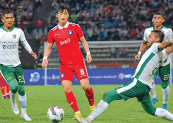 AKSI Indra Putra Mahayuddin (kiri) ketika membantu Kelantan United menentang Sabah FC di Kota Kinabalu, Rabu lalu.  – IHSAN SABAH FC