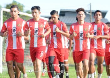 NIK kif Syahiran Nik Mat (depan, kanan) menjalani latihan bersama skuad Kelantan di Kota Bharu baru-baru ini. - IHSAN KELANTAN FA