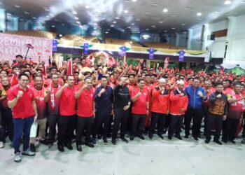 WAN Roslan Wan Hamat (empat dari kanan) pada majlis penyerahan bendera kontinjen Kelantan yang akan bertanding dalam Sukan Malaysia 2022 di Pusat Tarbiah Islamiah Kelantan (PUTIK) di Pengkalan Chepa Kota Bharu, Kelantan hari ini.