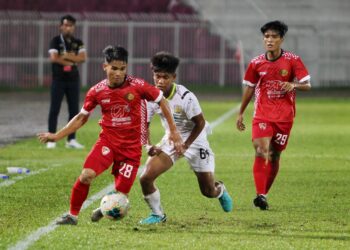 PENYERANG Kelantan, Amirul Shafik Che Soh (kiri) cuba melepasi kawalan pemain Perak II dalam aksi Liga Perdana di Stadium Sultan Muhammad IV, Kota Bharu malam tadi. - UTUSAN/ZULHANIFA SIDEK