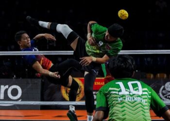 AKSI Kelantan Warriors (hijau) ketika menentang Bomba Fighters dalam saingan STL 2021/2022 di Stadium Titiwangsa, Kuala Lumpur minggu lalu.