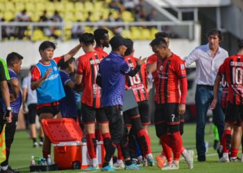 PEMAIN-Pemain mendapat air ketika aksi suku akhir menentang Terengganu di Stadium  Mizan Zainal Abidin, kelmarin.-IHSAN TRW