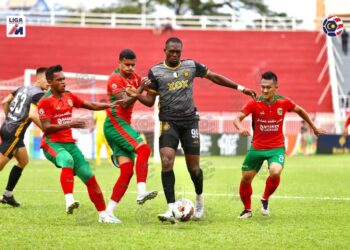 RISTIAN Obiozor (tengah) dikawal ketat oleh pemain Kelantan United pada aksi Liga Super di Stadium Sultan Muhammad IV, Kota Bharu, Kelantan-UTUSAN/IHSAN MFL