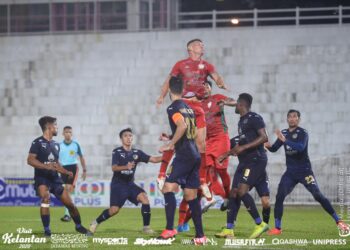 PEMAIN Kelantan United (baju merah) bersaing Kuala Lumpur dalam aksi Liga Perdana di Stadium Sultan Muhammad IV, Kota Bharu semalam. - IHSAN KELANTAN UNITED