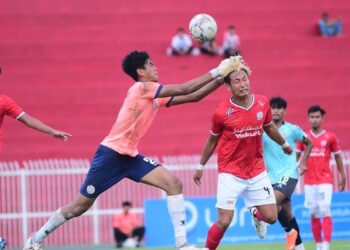 AKSI pemain Kelantan United (jersi merah) ketika menentang skuad Projek FAM-MSN, petang tadi. - IHSAN KELANTAN UNITED