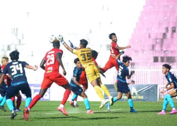 AKSI Kelantan United (baju merah) ketika menentang Selangor FC II dalam saingan Liga Perdana semalam. - IHSAN Kelantan United