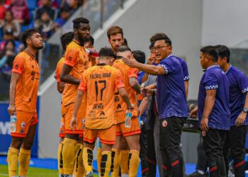 Penolong Ketua Jurulatih baharu, Rezal Zambery Yahya memberi arahan kepada pemain Kelantan FC ketika berdepan JDT.-IHSAN TRW