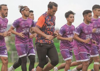 PEMAIN Kelantan melakukan persiapan menjelang pertemuan dengan UiTM FC malam ini. – IHSAN TRW KELANTAN FC