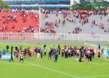 PENYOKONG Perak FC diarah berkumpul di padang selepas berlaku kekecohan dengan objek dibaling ke arah mereka.