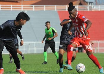 AKSI pemain Kelantan FC (merah) ketika menentang UiTM FC dalam perlawanan Liga Perdana di Stadium Sultan Muhammad IV,Kota Bharu hari ini. - IHSAN TRW KELANTAN FC