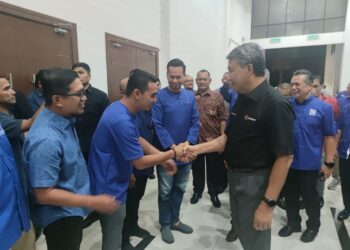 MOHAMAD Hassan (kanan) disambut oleh ahli dan pemimpin UMNO pada majlis makan malam UMNO Terengganu di Kuala Nerus, malam tadi. - UTUSAN/PUQTRA HAIRRY ROSLI