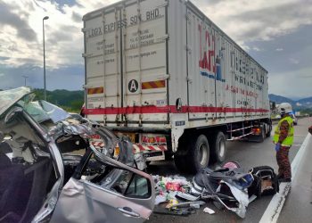 Keadaan kereta Perodua Axia yang terlibat dalam kemalangan dengan treler di Lebuh Raya Utara Selatan berhampiran Gunung Lang, Ipoh, semalam. - GAMBAR IHSAN BOMBA