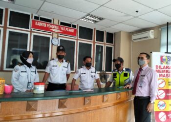 PENGARAH HSNZ, Dr. Norazman Alias (kanan) bertanyakan sesuatu kepada sekumpulan pengawal keselamatan yang melakukan persediaan sekiranya terdapat doktor kontrak melakukan Mogok Doktor Malaysia di hospital itu, di Kuala Terengganu, hari ini.