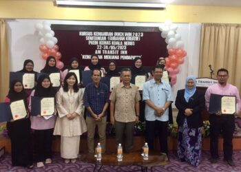 RAZALI Mamat (tiga, kanan) dan Ahli Dewan Undangan Negeri Seberang Takir, Datuk Seri Ahmad Razif Abdul Rahman (empat, kanan) bergambar bersama peserta Kursus Kemahiran Quick Win Seni Tangan Gubahan Kreatif di Kuala Nerus, hari ini.