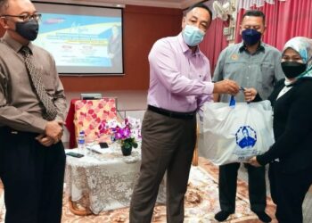 MOHAMAD Yasid Bidin (dua dari kiri) menyerahkan sumbangan pada Majlis Penyerahan Kursus Quick Win Asnaf Berdikari di Kepala Batas, Pulau Pinang, hari ini.
