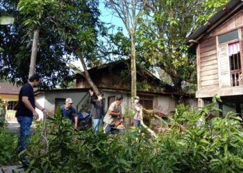WAKIL dua syarikat swasta dan seorang usahawan membersihkan kawasan kediaman dua beradik OKU di Kampung Sulup, Teluk Kumbar, Pulau Pinang.