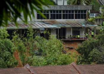 STRUKTUR tanah yang runtuh di kawasan kediaman penduduk Kemensah Heights, semalam. - UTUSAN/FARIZ RUSADIO