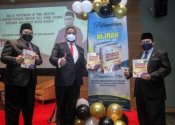 AHMAD Marzuk Shaary (dua kiri) ketika gimik melancarkan Buku Manual Komuniti Hijrah Lesbian dan Gay Terbitan Jakim di Pusat Konvensyen Antarabangsa Putrajaya (PICC), Putrajaya. - UTUSAN/FAISOL MUSTAFA