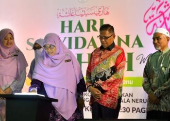 HANAFIAH (dua dari kanan) mengiringi Siti Zailah menyampaikan Anugerah Tokoh Sayyidatina Aishah kepada penceramah bebas Ustazah Asma Harun di Kuala Nerus, Terengganu