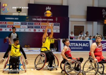 AKSI pemain Malaysia (jersi kuning) ketika menentang Kemboja dalam penentuan pingat gangsa acara bola keranjang kerusi road 3x3 Sukan Para ASEAN di Phnom Penh, Kemboja semalam.