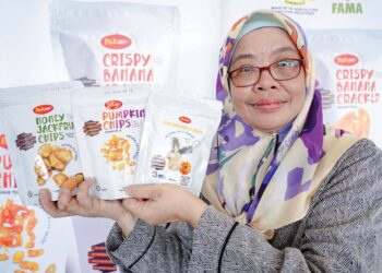 Mardhiah Abdullah menunjukkan aneka kerepek PakChips di MAHA 2022 dekat MAEPS, Serdang, semalam. – UTUSAN/FARIZ RUSADIO