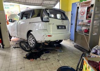 KEADAAN sebuah MPV yang terbabas dan memasuki sebuah restoran di Lukut, Port Dickson pagi tadi. Kemalangan tersebut turut mencederakan seorang pejalan kaki. - UTUSAN/NOR SHAFAWATI YUP