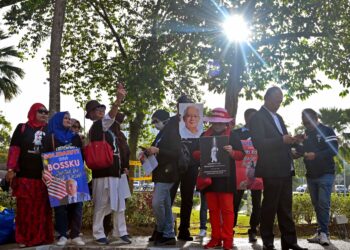 Penyokong Najib Razak berkumpul di luar mahkamah memberi sokongan kepada bekas Perdana Menteri itu yang memohon semakan sabitan dan hukuman kes SRC International di Putrajaya, semalam. – UTUSAN/FAISOL MUSTAFA