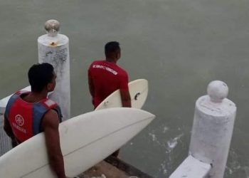ANGGOTA Bomba sedang melakukan kerja mencari dan menyelamat mangsa lemas, Mohd. Zulfikrie Buang di jeti nelayan Tanjung Balau, Kota Tinggi, Johor. - MEDIA SOSIAL
