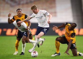 KEVIN de Bruyne (tengah) melepasi halangan pertahanan Wolverhampton, Willy Boly (kanan) dalam aksi Liga Perdana Inggeris di Stadium Molineux, Wolverhampton awal pagi tadi. - AFP