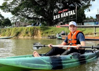 Tengku Hassanal meluangkan masa berkayak di Sungai Tembeling Kampung Bantal di Ulu Tembeling, Jerantut baru-baru ini.
