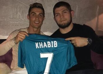 KHABIB Nurmagomedov (kanan) bersama Cristiano Ronaldo.