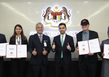 TIMBALAN Menteri Pelancongan, Seni dan Budaya, Khairul Firdaus Akbar Khan (tiga dari kanan) bersama Musa Yusof (tiga dari kiri) dan pihak swasta yang terlibat dalam satu majlis hari ini.