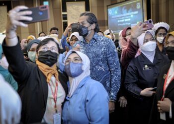 KHAIRY Jamaluddin meraikan sambutan Hari Jururawat Antarabangsa di Putrajaya, semalam. – UTUSAN/FAIZ ALIF ZUBIR