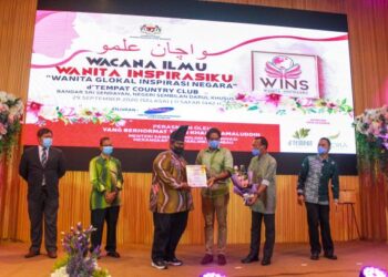 KHAIRY Jamaluddin (tiga dari kanan) menyampaikan Anugerah Usahawan Rekrut Kemas Negeri Sembilan kepada Nor Halis Yunus dalam program Wacana Ilmu Wanita Inspirasiku (Wins), Kemas Negeri Sembilan, Seremban hari ini. Hadir sama, Timbalan Ketua Pengarah Operasi Kemas, Ahmad Kamal Idris Nawawi (dua dari kanan) dan Pengarah Kemas Negeri Sembilan, Muhamad Abu Bakar (kanan). - UTUSAN/MUHAMMAD IZZAT TERMIZIE