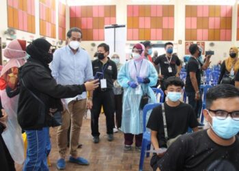 KHAIRY Jamaluddin ketika mengadakan lawatan PPV Bergerak, Hospital Canselor Tuanku Muhriz di SMK Seri Pagi, Senawang, Seremban, hari ini.