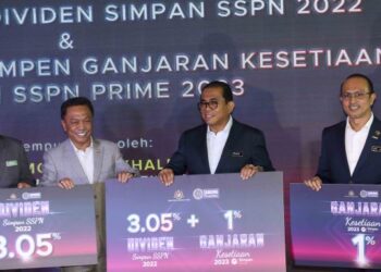 MENTERI Pendidikan Tinggi, Datuk Seri Mohamed Khaled Nordin (dua dari kanan) menunjukkan jumlah dividen simpan SSPN bagi Tahun 2022 pada Majlis Pengumuman Dividen Simpan SSPN 2022 dan Pelancaran Kempen Ganjaran Kesetiaan Simpan SSPN Prime 2023 di Kementerian Pendidikan Tinggi, Putrajaya, hari ini. - FOTO/FAISOL MUSTAFA