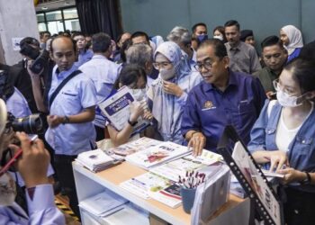 MOHAMED Khaled Nordin (dua dari kanan) melihat risalah yang diedarkan kepada pengunjung ketika melawat tapak pameran sempena majlis penutupan Program ‘Jom Masuk U’ 2023 di Dewan Tuanku Canselor Universiti Malaya (UM), Kuala Lumpur, semalam. -UTUSAN/MUHAMAD IQBAL ROSLI