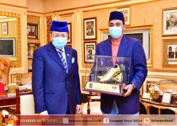 SULTAN Selangor, Sultan Sharafuddin Idris Shah berkenan membeli Kasut Emas bekas penyerang kebangsaan, Khalid Jamlus. - IHSAN SELANGOR ROYAL OFFICE