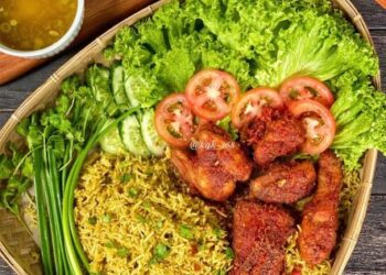 Nasi Khao Mok dihidangkan bersama salad, timun dan tomato.