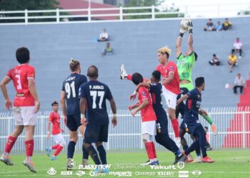 PEMAIN Kelantan United (merah) ketika menentang PDRM FC dalam perlawanan Liga Perdana di Stadium Sultan Muhammad IV, Kota Bharu hari ini. - IHSAN KELANTAN UNITED