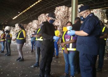 MOHD. Azhar Mohd. Yusoff (kanan) dalam operasi Op Patuh di kilang Kitar semula kertas di Mentakab di Temerloh, Pahang. - UTUSAN/SALEHUDIN MAT RASAD