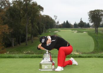 SEI Young Kim meraikan kejayaan merangkul Kejuaraan PGA Wanita di Kelab Golf Aronimink, Newtown Square, Pennsylvania  hari ini. - AFP