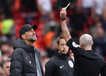 PENGADIL, Paul Tierney melayangkan kad merah kepada Jurgen Klopp kerana meraikan gol Liverpool secara berlebihan ketika menentang Tottenham dalam aksi Liga Perdana Inggeris, Ahad lalu.
