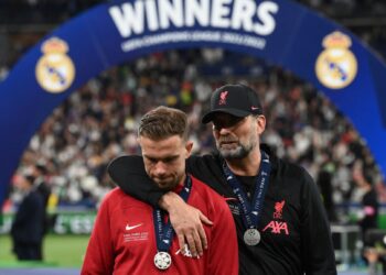 JURGEN Klopp cuba menenangkan ketua pasukan Liverpool, Jordan Henderson selepas kekalahan kepada Real Madrid. - AFP