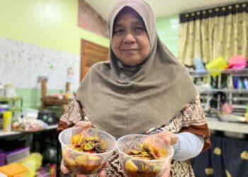 TENGKU Hayati Akmal Tengku Hitam menunjukkan acar ikan kering yang dihasilkanya di Taman Wangi, Gua Musang, Kelantan. - FOTO/AIMUNI TUAN LAH