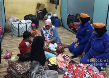 SEBAHAGIAN mangsa banjir yang ditempatkan di PPS SK Tok Deh, Rantau Panjang, Kelantan. - FOTO/IHSAN APM